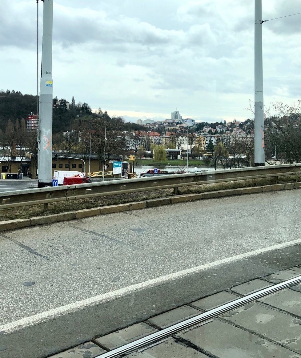 V tomto místě (zatáčka u Lihovaru) bude v budoucnu napojena tramvajová trať na Dvorecký most