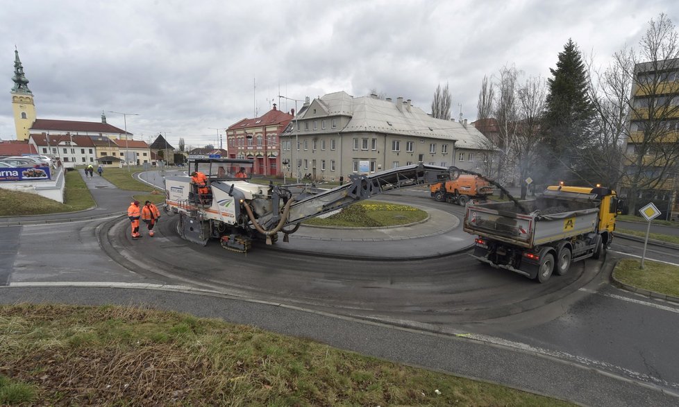 V Novém Jičíně začala rekonstrukce pěti kruhových objezdů. Silnice, která je ve městě klíčovou dopravní tepnou, je uzavřena.