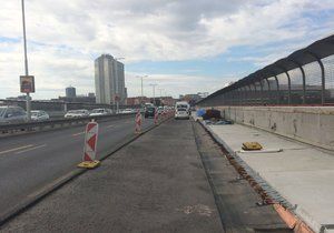 Rekonstrukce Nuselského mostu bude dokončena 17. 11. 2017. Ke stavbě se používají posuvné sanační lávky.
