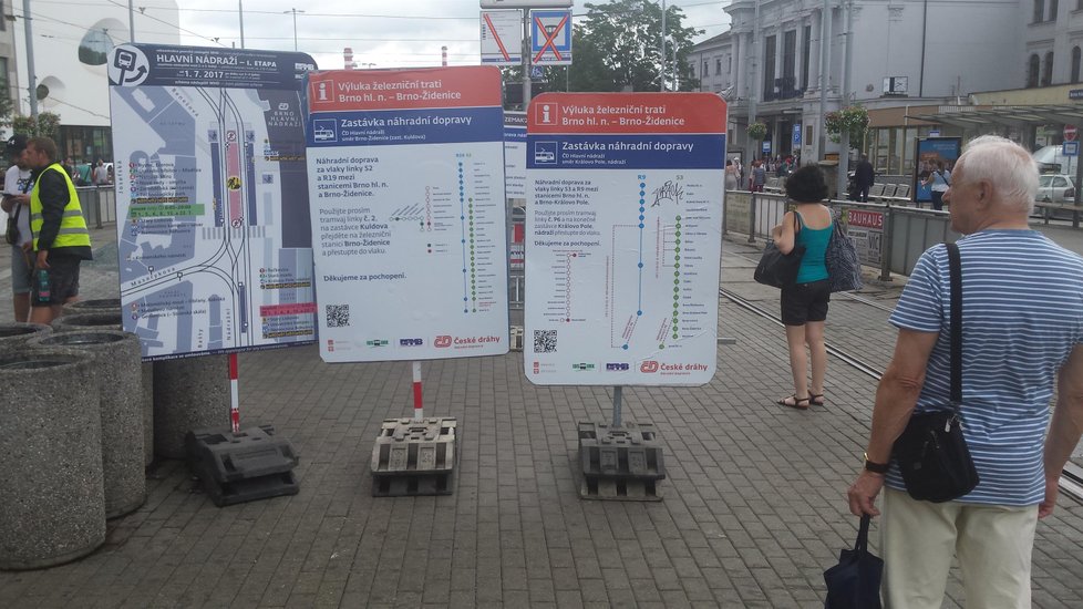 Cedulí o změnách a omezeních v dopravě v Brně je tolik, že se v nich už neorientují místní, natož přespolní.