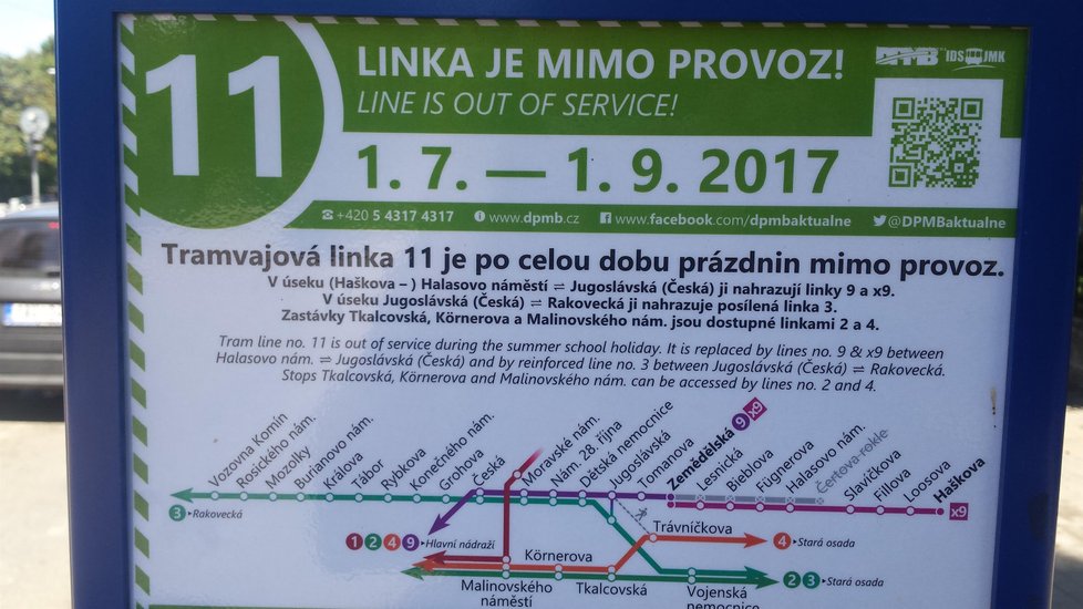 Cedulí o změnách a omezeních v dopravě v Brně je tolik, že se v nich už neorientují místní, natož přespolní.