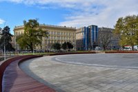 Brňané opět korzují po parku na Moravském náměstí: Do pátku přibude vyhlídkové kolo
