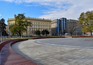 Devět měsíců po zahájení rekonstrukce parku na Moravském náměstí mohou Brňané opět korzovat oblíbeným odpočinkovým místem,.