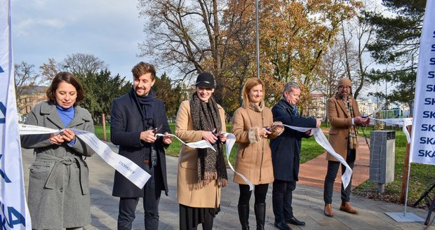 Devět měsíců po zahájení rekonstrukce parku na Moravském náměstí mohou Brňané opět korzovat oblíbeným odpočinkovým místem,.
