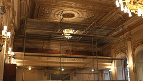 Lešení v jednacím sále Poslanecké sněmovny. Opravy se dočkala i část stropu, kterým do budovy také zatékalo (srpen 2019)