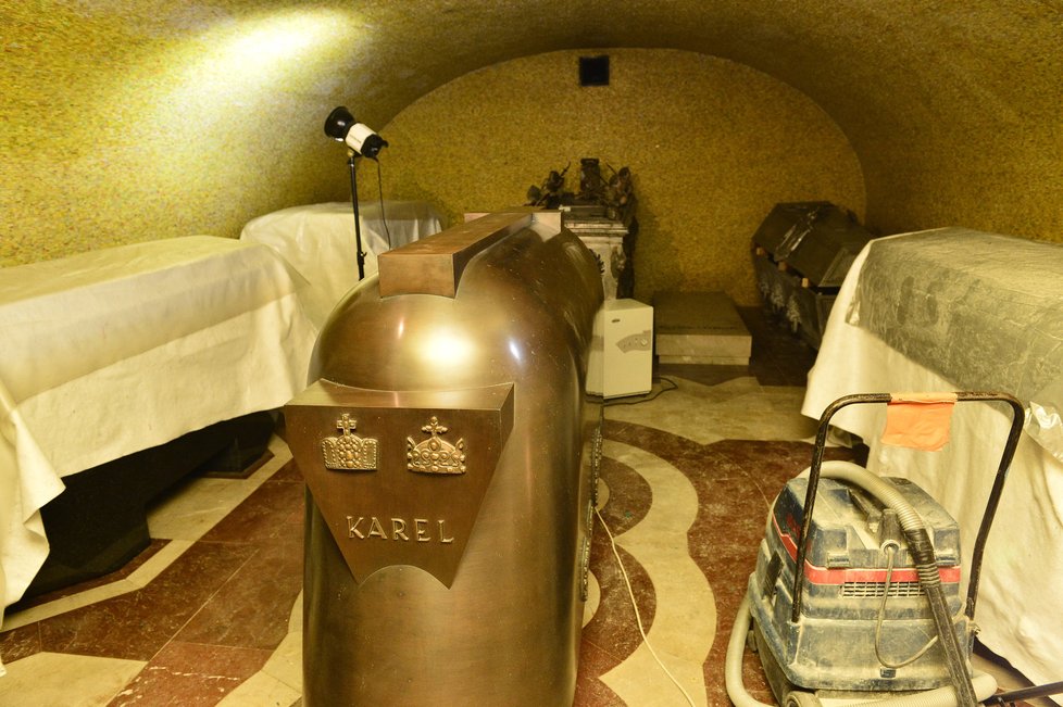V roce 2016 probíhala rekonstrukce v podzemí chrámu sv. Víta na Pražském hradě, včetně sarkofágu Karla IV.