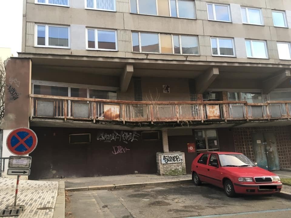 Panelový dům v dezolátním stavu v ulici Blahoslavova se dočká rekonstrukce