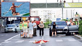 Zatímco lobbista Roman Janoušek si bezstarostně užívá léto u moře, v rozpálených pražských ulicích se kvůli němu a jeho březnové nehodě o víkendu potilo na pět desítek lidí.