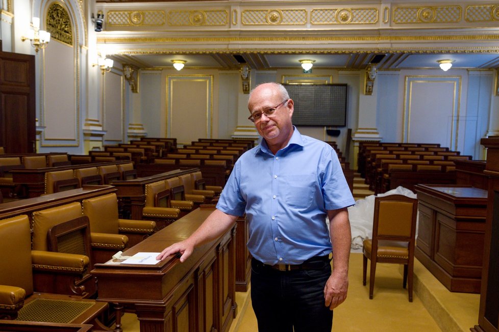 Ředitel tiskového odboru Roman Žamboch popsal redakci Blesk Zpráv letošní rekonstrukce a údržby ve sněmovně. (6. 8. 2019)