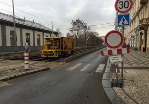 Takto teď vypadá Sokolovská ulice v Praze 8, kde opravují tramvajovou trať. A uzavírek po metropoli bude přibývat.
