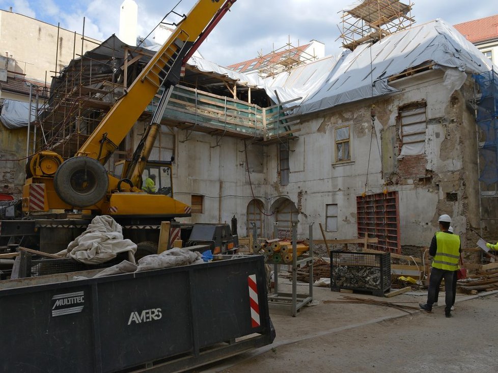 Stav rekonstrukce domu v Truhlářské z letošního dubna.