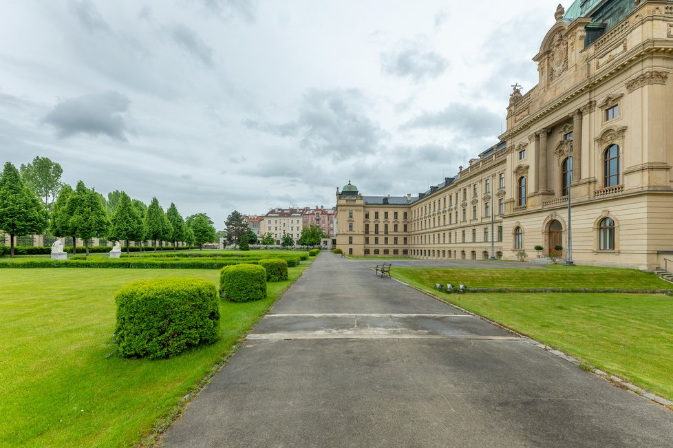 Zahrada Strakovy akademie projde rozsáhlou rekonstrukcí za 80 milionů korun. Architekti - manželé Krejčiříkovi musejí dodržet inspiraci původními plány architekta Thomayera