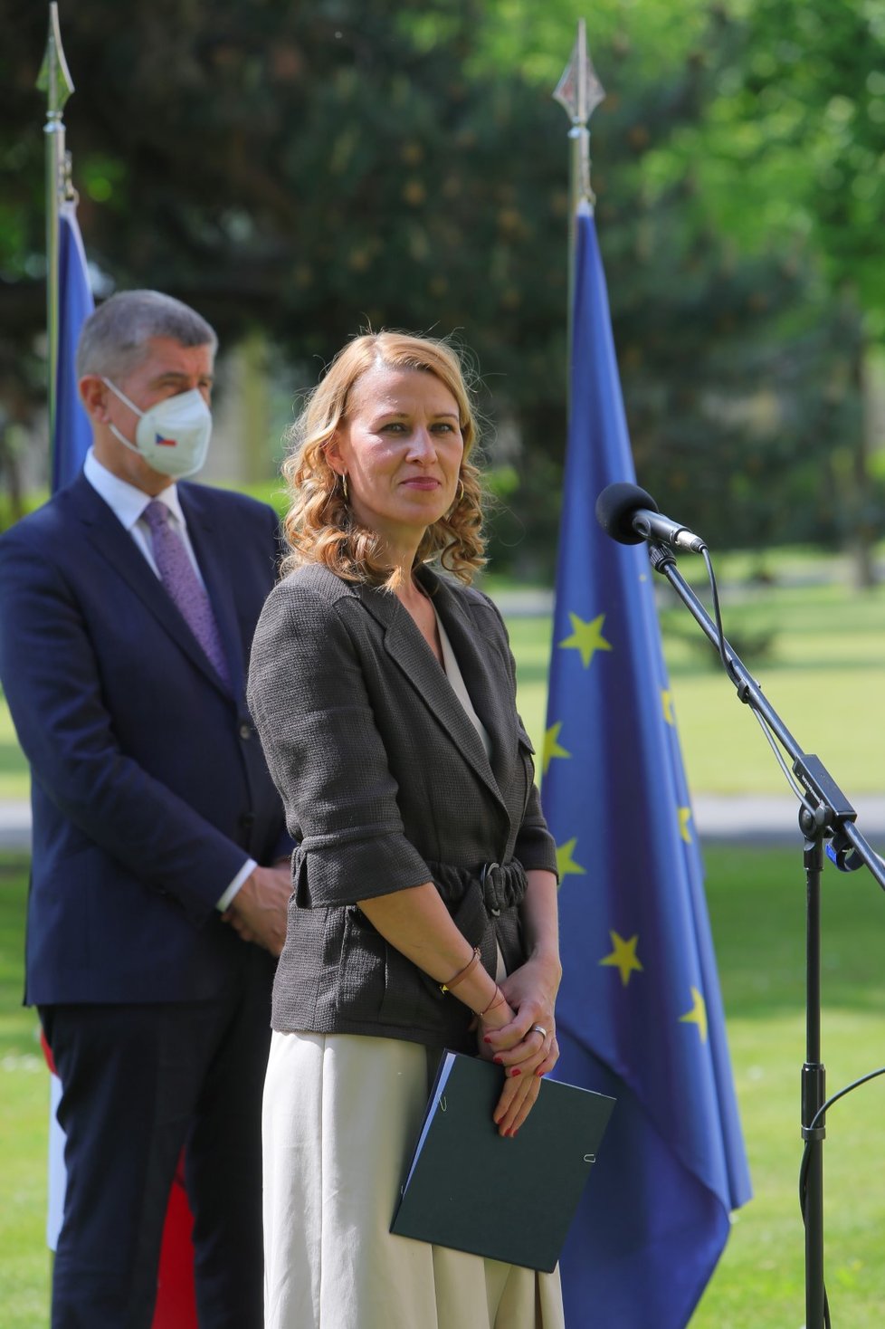 Premiér Andrej Babiš a pověřená vedoucí Úřadu vlády Tünde Bartha (2. 6. 2021)