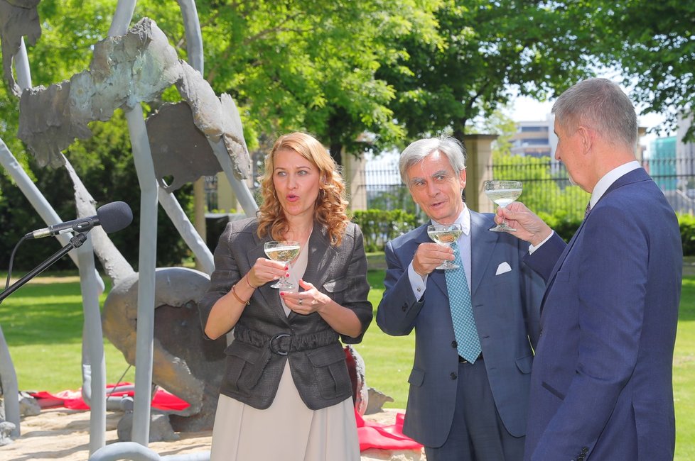 Premiér Andreje Babiš, pověřená vedoucí Úřadu vlády ČR Tünde Bartha a mimořádný a zplnomocněný velvyslanec Italské republiky v ČR Francesco Saverio Nisi odhalili na zahradě Úřadu vlády sochu na znamení česko-italského přátelství (2. 6. 2021)