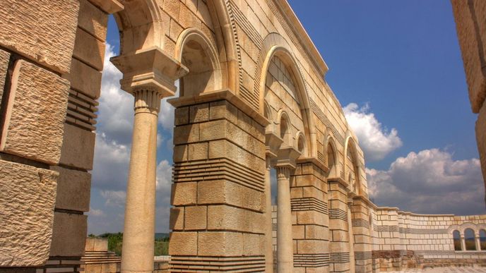 Rekonstruovaná část Velké baziliky v Plisce z období první bulharské říše, ilustrační foto