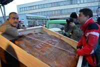 Rekordní bochník chleba o průměru 119 cm změřil v Kyjově kníže Karel