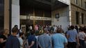 Řekové čekají ve frontě na bankomat