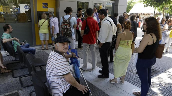 Řekové stojí ve frontě na bankomat