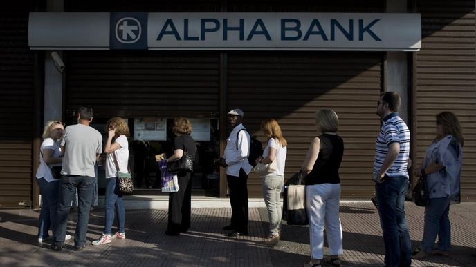 Řekové ve frontě na bankomat