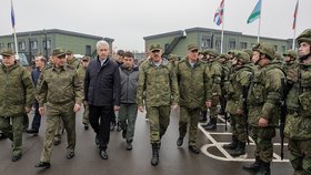 Inspekce branců v moskevské oblasti: ministr Šojgu s náměstkem Jevkurovem, uprostřed starosta Sobjanin (1. 10. 2022)