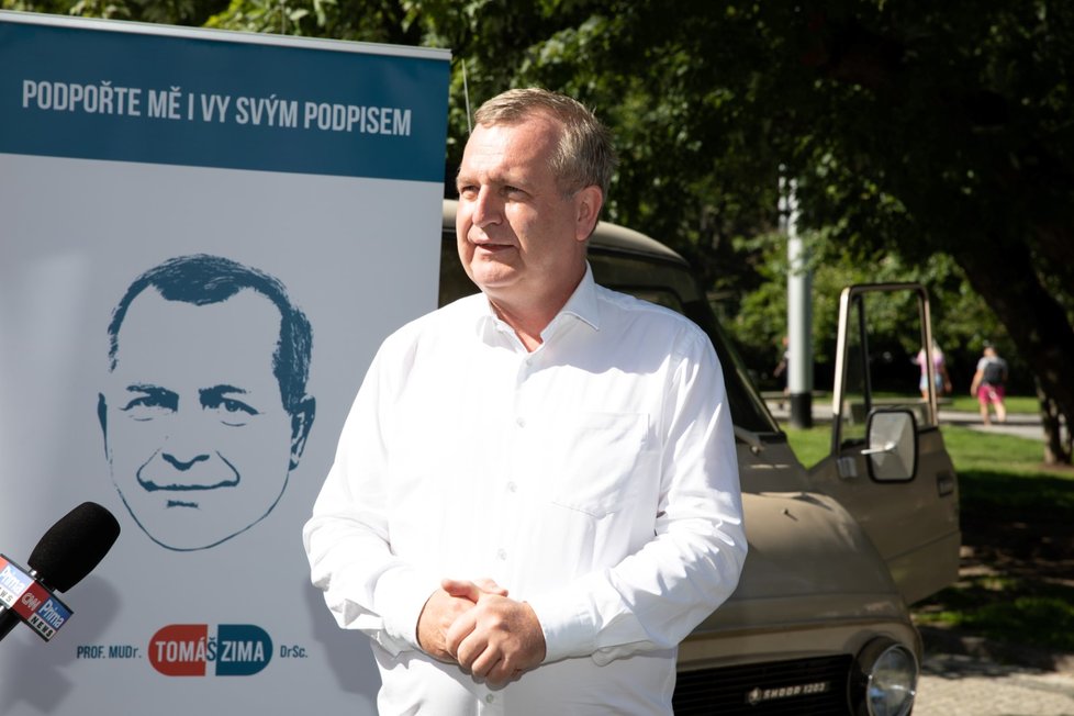 Emeritní rektor Tomáš Zima a kandidát na prezidenta do voleb 2023. Kampaň bude vést ve staré sanitce