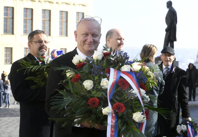 Rektoři českých vysokých škol si připoměli 28. října 2021 v Praze vznik Československa položením kytic u sochy Tomáše Garrigua Masaryka.Na snímku je Vojtěch Petráček.