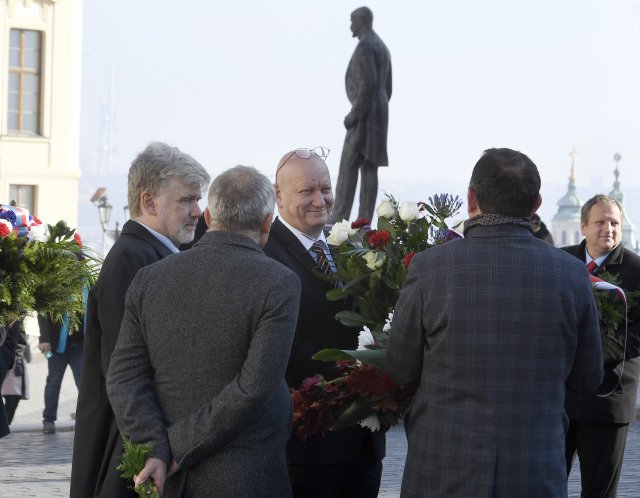 Rektoři českých vysokých škol si připoměli 28. října 2021 v Praze vznik Československa položením kytic u sochy Tomáše Garrigua Masaryka. Na snímku je Vojtěch Petráček.