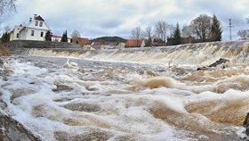 Podle výstrahy meteorologů hrozí kvůli oteplování a vydatnému dešti záplavy.