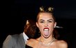 Miley Cyrus vyplazuje jazyk všude a na všechny