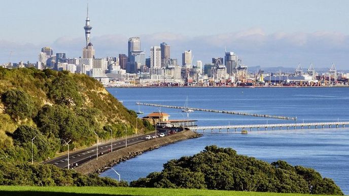 Relax v Aucklandu. Přístav v největším městě Nového Zélandu je při slunečném počasí díky
čerstvému mořskému vzduchu ideálním místem na procházky a odpočinek na lavičkách