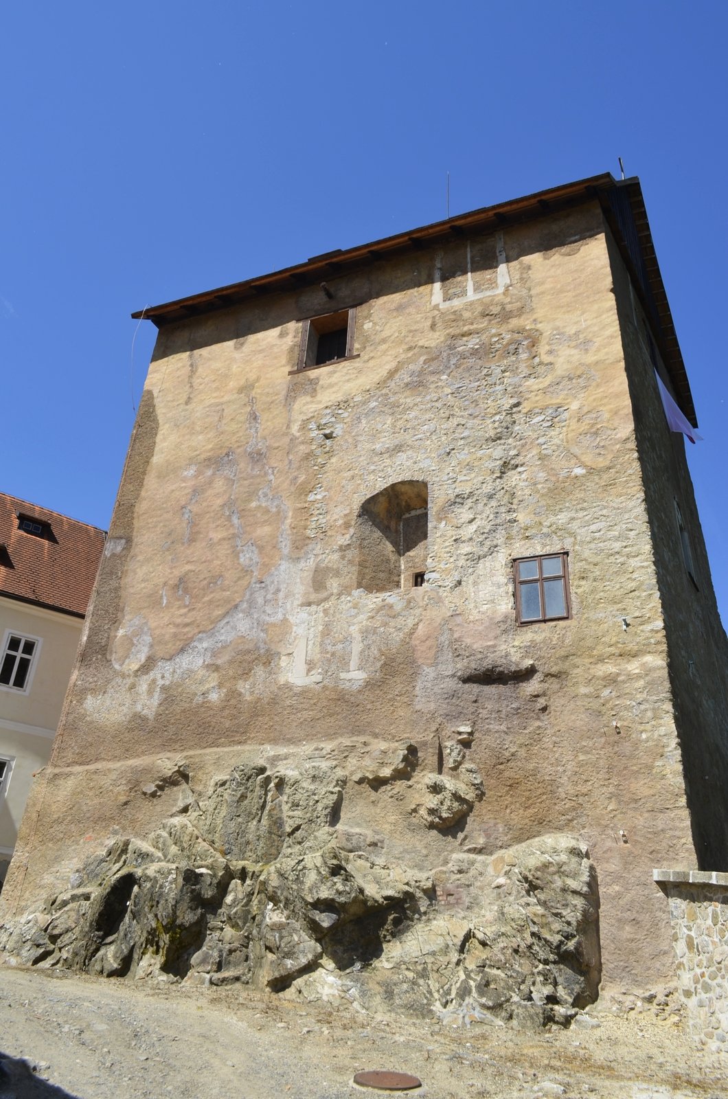 V této věži v Bečově byl relikviář sv. Maura ukrytý.