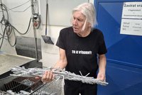 Protrhli síť zla: Relikviář k poctě popravených kněží tvoří „papežův sochař"