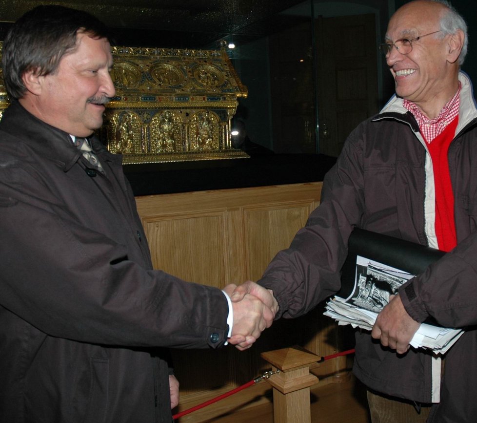 Bývalý kriminalista František Maryška (vlevo) a obchodník Danny Douglas.  U relikviáře, který byl tehdy poprvé vystaven, si před patnácti lety stiskli ruce.