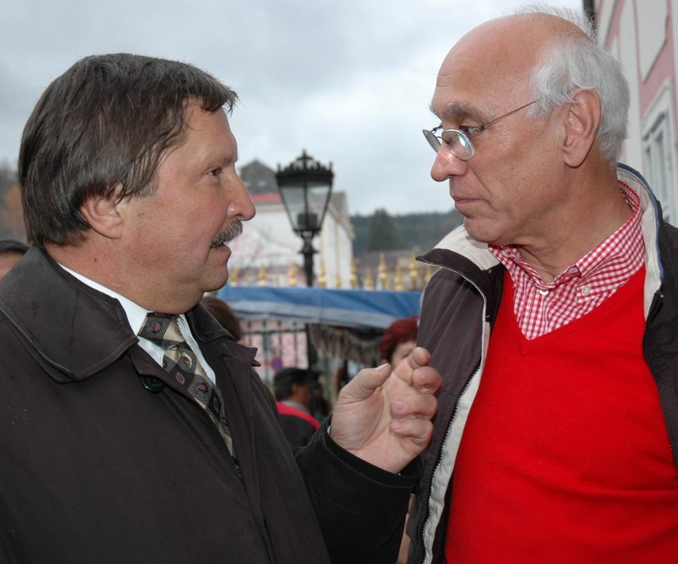 Bývalý kriminalista František Maryška (vlevo) a obchodník Danny Douglas. Na snímku, kdy před patnácti lety přijeli do Bečova u příležitosti prvního vystavení relikviáře.