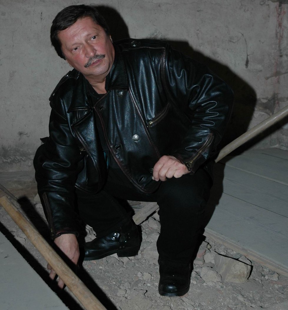 Bývalý kriminalista František Maryška ukázal před patnácti lety médiím místo ve věži, kde pod podlahou našli ukrytý relikviář.