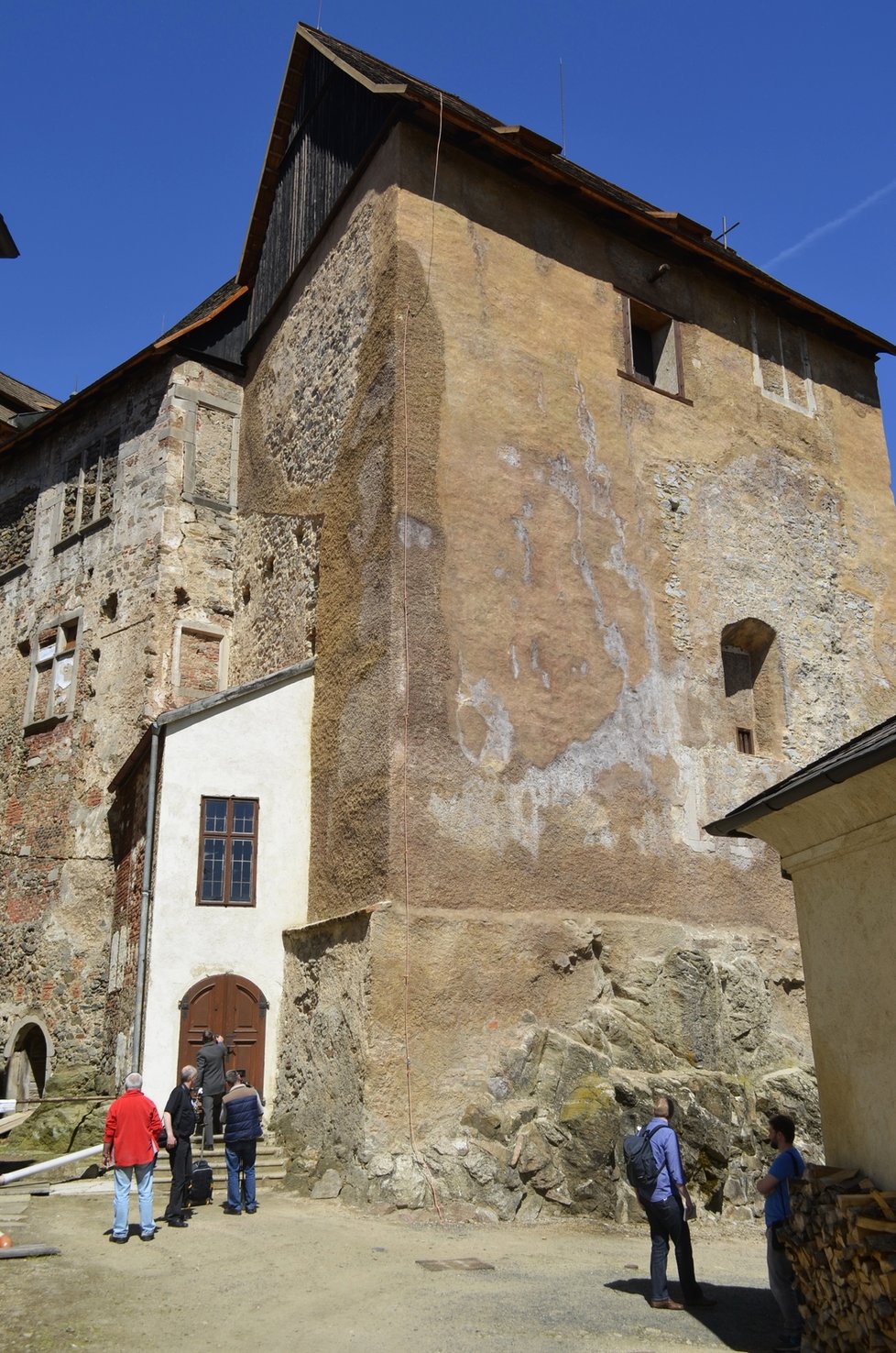 V této věži na Bečově byl relikviář sv. Maura ukrytý.