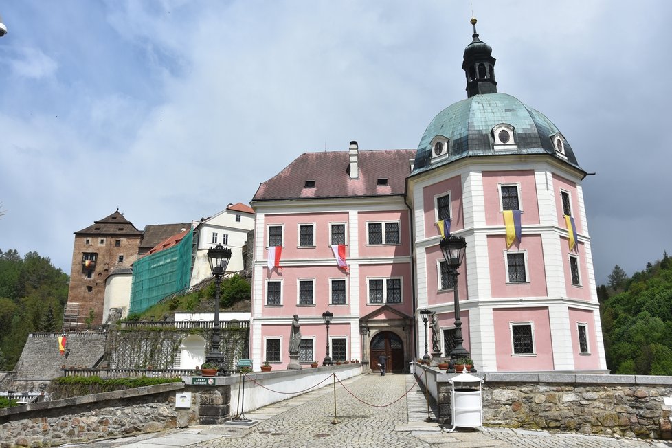 Zámek a hrad v Bečově nad Teplou, kde je relikviář sv. Maura vystavený.
