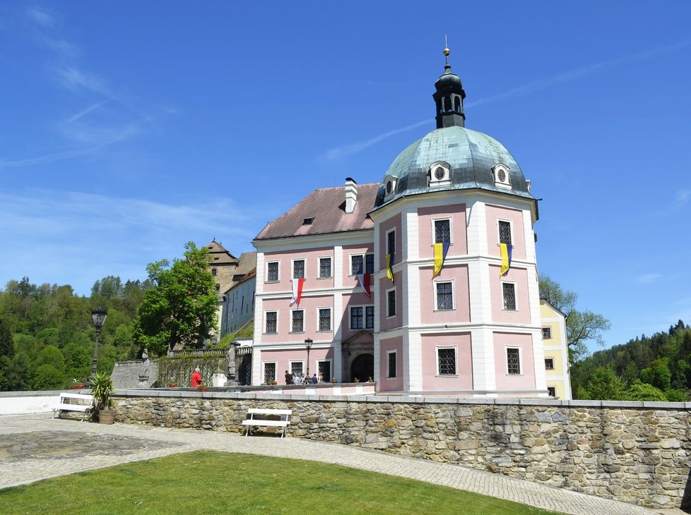 Zámek a hrad v Bečově nad Teplou, kde je relikviář sv. Maura vystavený.