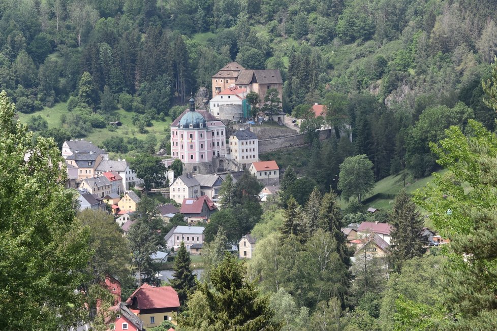 Zámek a hrad v Bečově nad Teplou, kde je relikviář sv. Maura vystavený.