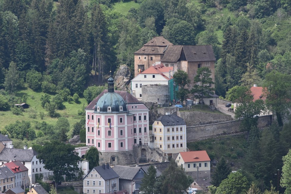 Zámek a hrad v Bečově nad Teplou, kde je relikviář sv. Maura vystavený.