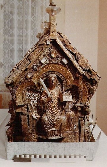 Relikviář sv. Maura v roce 1985, když ho vykopali ze země.