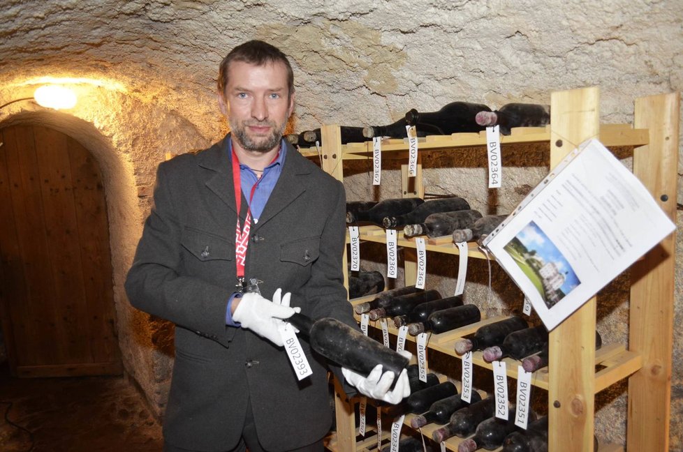 Kastelán zámku Bečov Tomáš Wizovský ukazuje v depozitáři jednu láhev z nalezených vín. Má hodnotu asi 200 tisíc Kč.