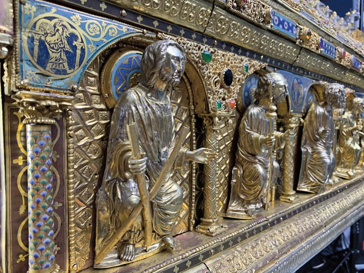 Relikviář svatého Maura: Sošky apoštolů z tepaného stříbrného plechu. Na každé straně je šest postav