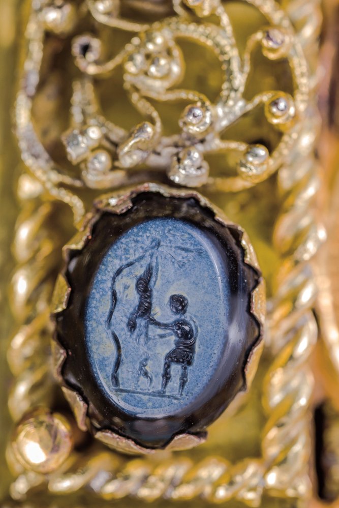 Některé gemy byly ve 13. století autory relikviáře svatého Maura otočeny rubem nahoru, takže unikátní miniaturní dílo bylo dokonale ukryto