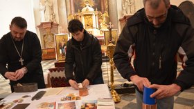 Muzejníci ukládají za dohledu představeného řeckokatolické církve Sergije Mackuly do nových schránek poselství pro příští generace.
