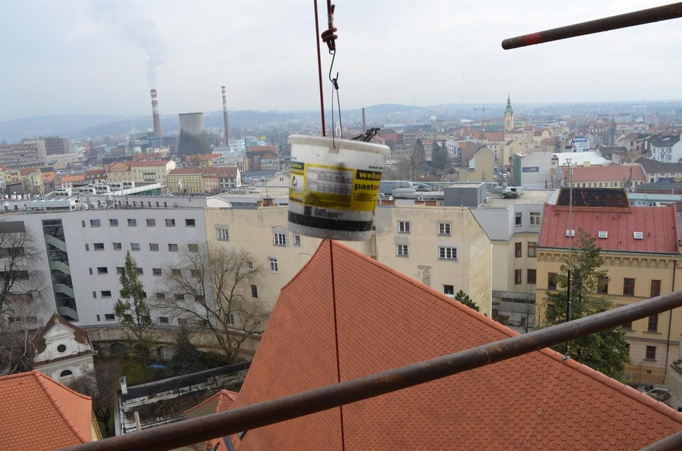 Relikvie putovaly nahoru na kostelní věž pomocí zednického vrátku v obyčejném kbelíku. Farář i muzejníci museli po lešení a sérii žebříků.