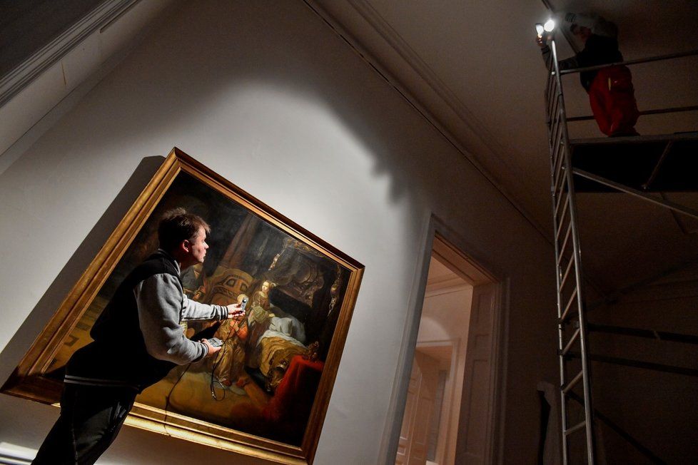 V paláci Kinských Národní galerie Praha na Staroměstském náměstí v Praze pokračovaly 3. září 2020 přípravy výstavy Rembrandt: Portrét člověka, která začne 25. září a představí více než 110 děl z významných tuzemských i zahraničních institucí.