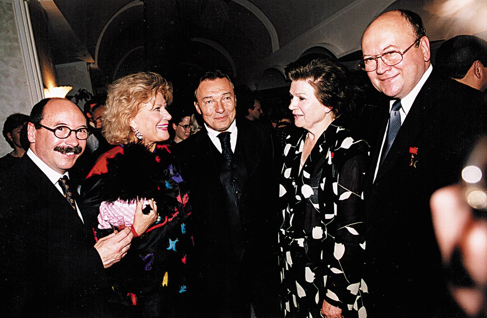 Valentina Těreškovová, Karel Gott, Vladimír Remek a další.