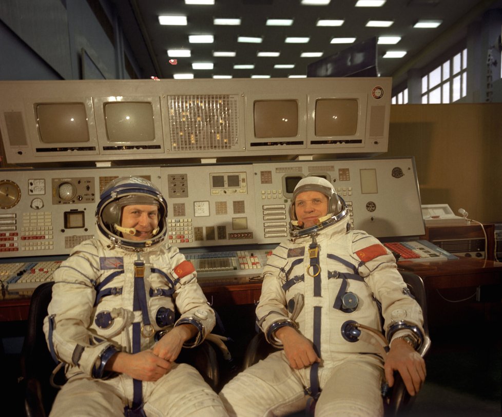 1978 - Remek s Gubarev na palubě své rakety – její velín dnes připomíná muzeum inženýrů z NDR.