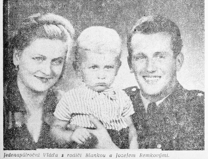 Na fotografii s rodiči Jozefem a Blankou Remkovými je malému Vláďovi rok a půl.